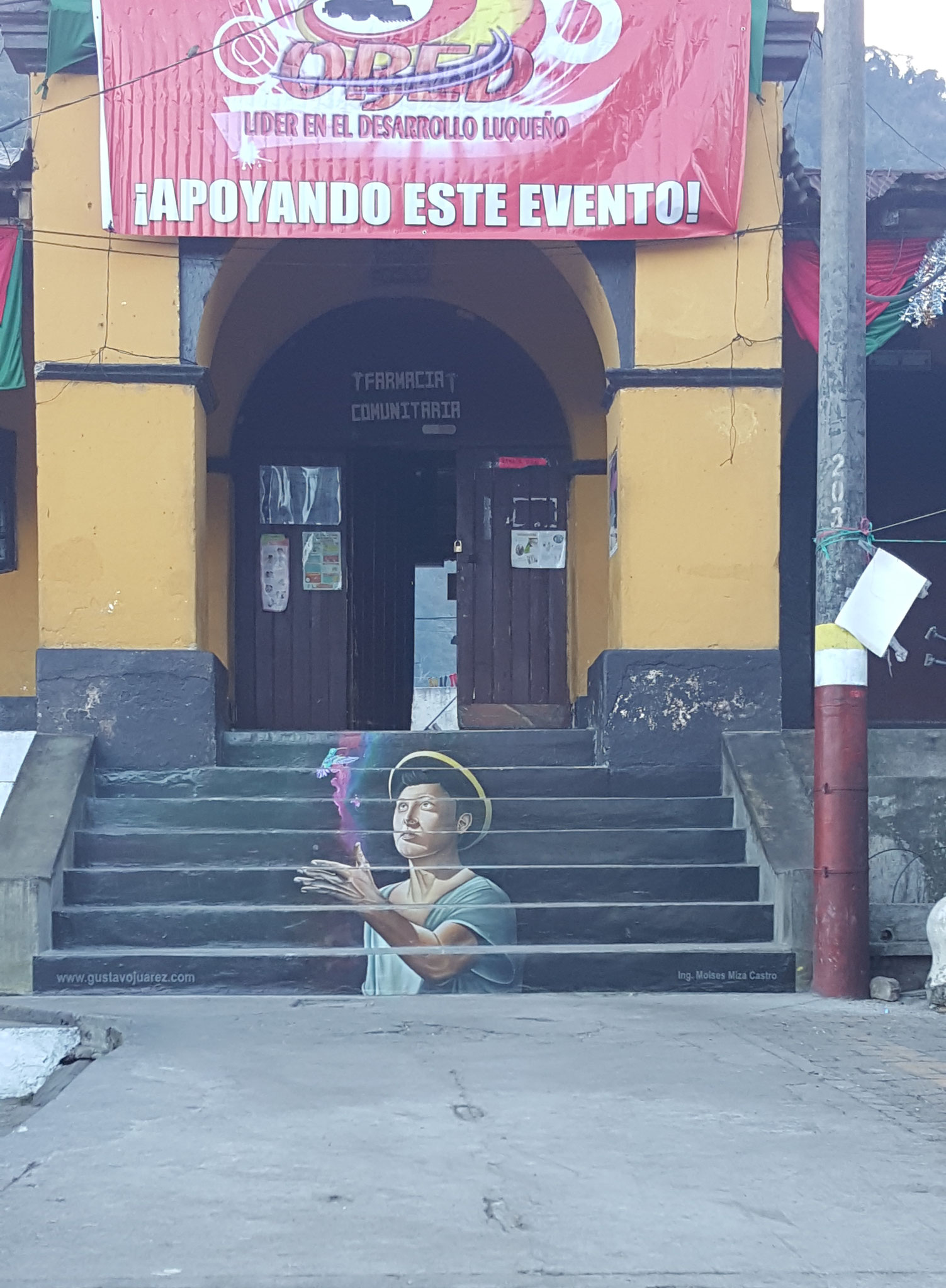 Pintura de Gustavo Juárez en las gradas para la municipalidad de San Lucas Tolimán, 2018